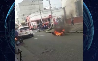 Comunidad no da tregua con los ladrones: queman motocicleta