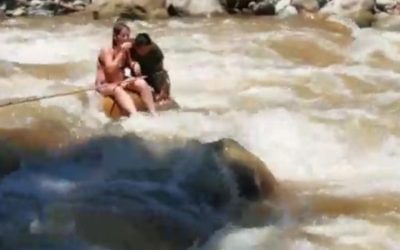 Video | Mujer se salvó de ser arrastrada por una quebrada en Santander