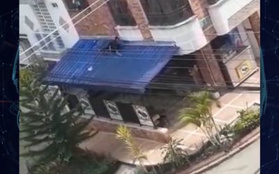 Video | Presunto ladrón se subió al techo de una casa para evitar ser linchado