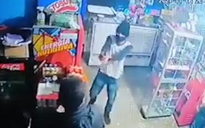 Video | Tendero herido por jóvenes armados que atracaban su negocio en Vélez