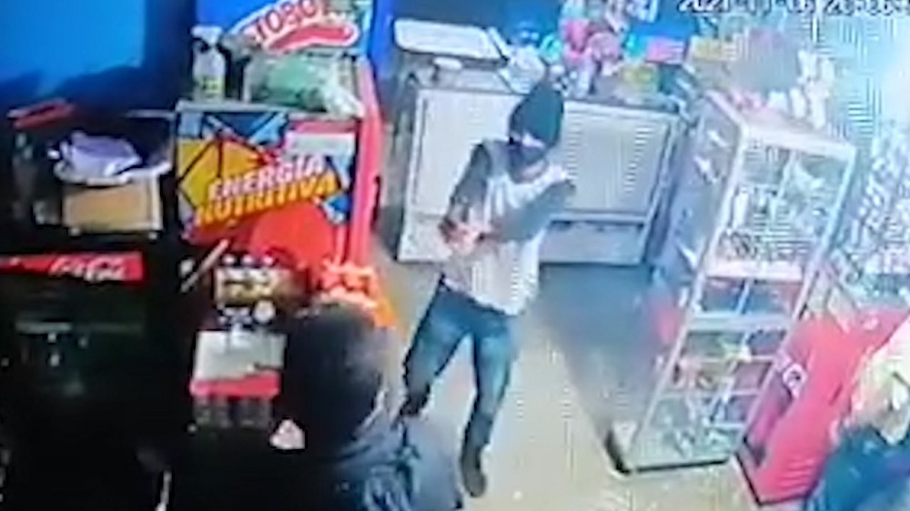 Video | Tendero herido por jóvenes armados que atracaban su negocio en Vélez