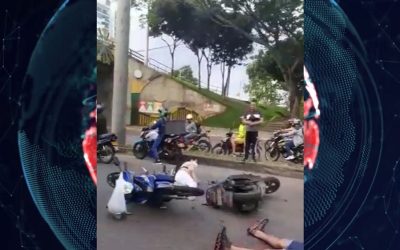 Accidente involucró dos motociclistas que al chocar perdieron el control