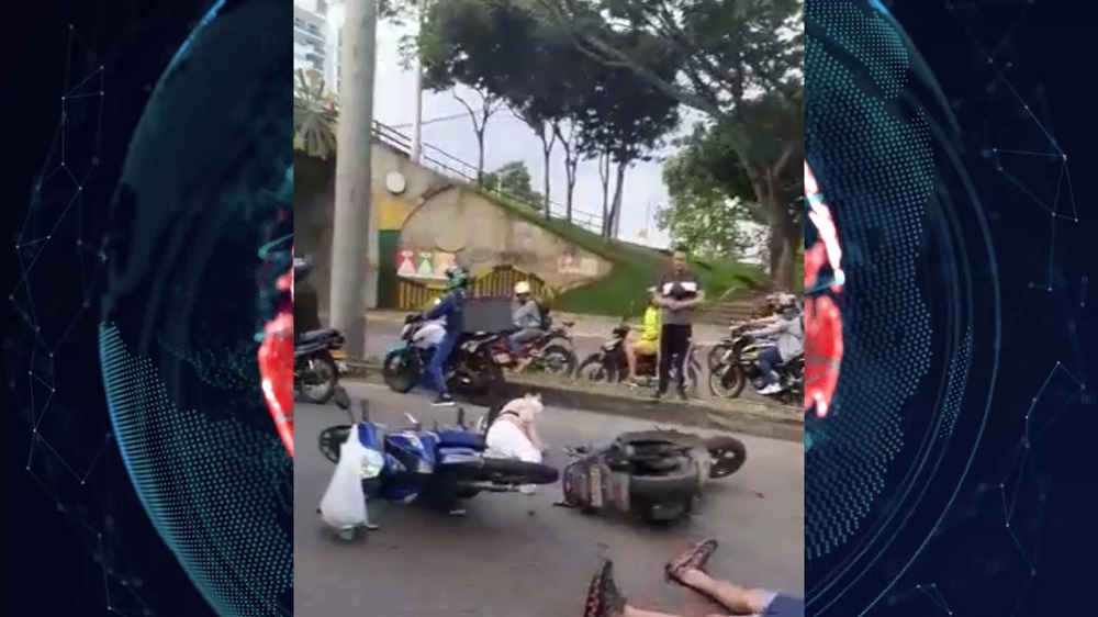 Accidente involucró dos motociclistas que al chocar perdieron el control