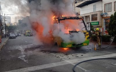 Gran susto se llevaron en la 61 con un bus que terminó en llamas