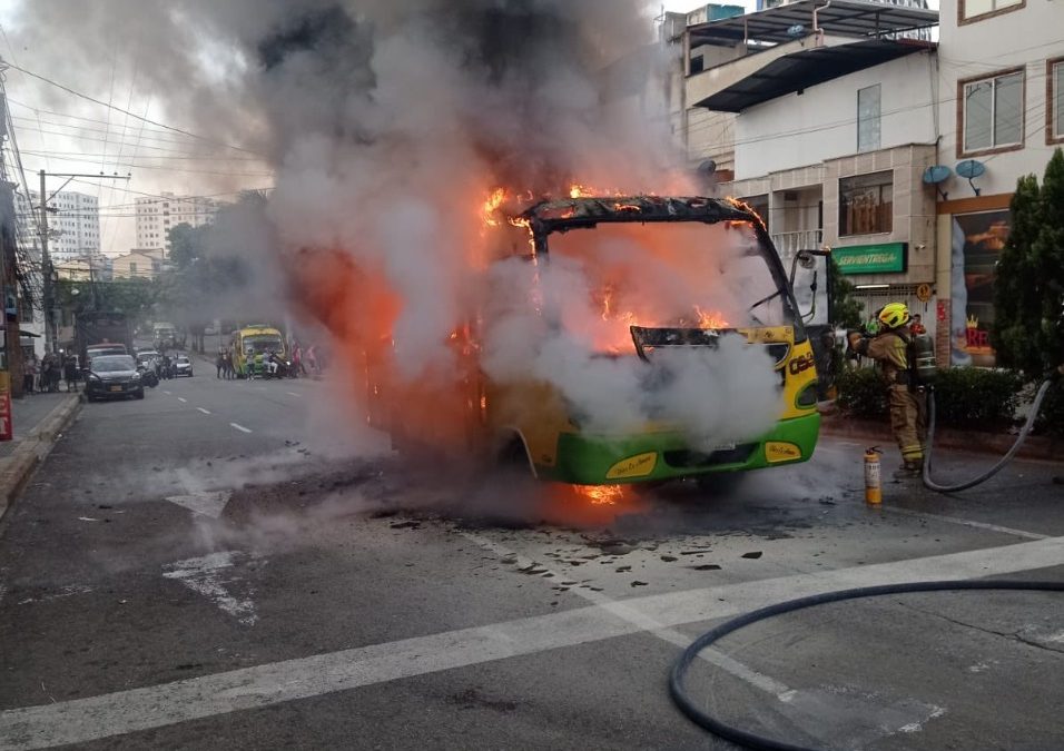 Gran susto se llevaron en la 61 con un bus que terminó en llamas