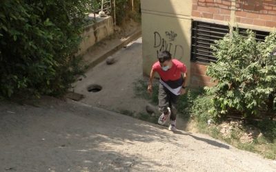 Niños arriesgan su vida para acudir a las aulas en La Inmaculada