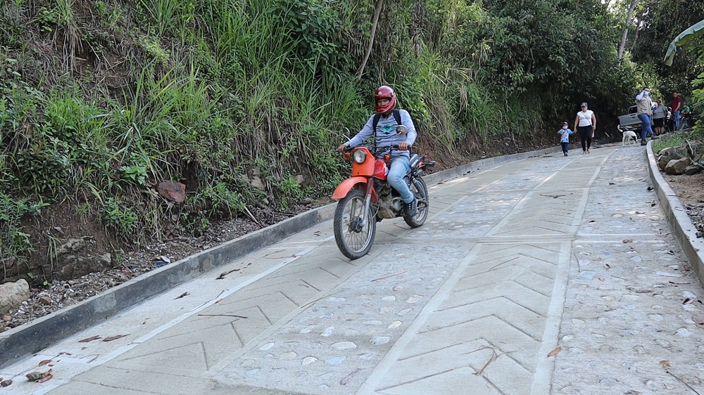 Avances en la ejecución de placas huellas en sector rural de Bucaramanga