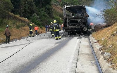 Galería | Llamas consumieron un bus en El Cerrito