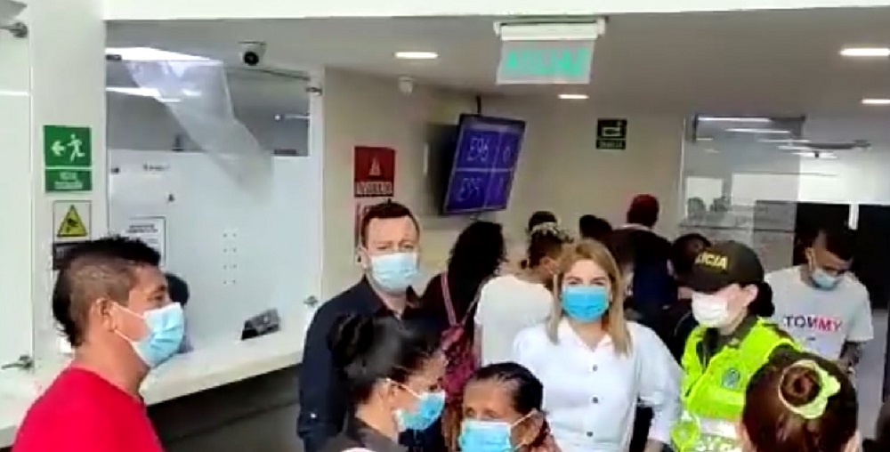 Atentos | Largas filas en la oficina de pasaporte