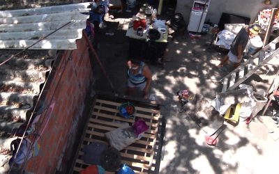 Colapso del muro de humilde vivienda por poco causa una tragedia