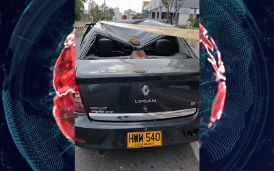 Insólito | Fachada de un edificio cayó sobre un carro en Bucaramanga