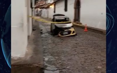 Infórmese | Un taxi fue consumido por las llamas en Girón