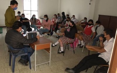 Denuncia | Estudiantes reciben clase en la plaza de toros de Suratá