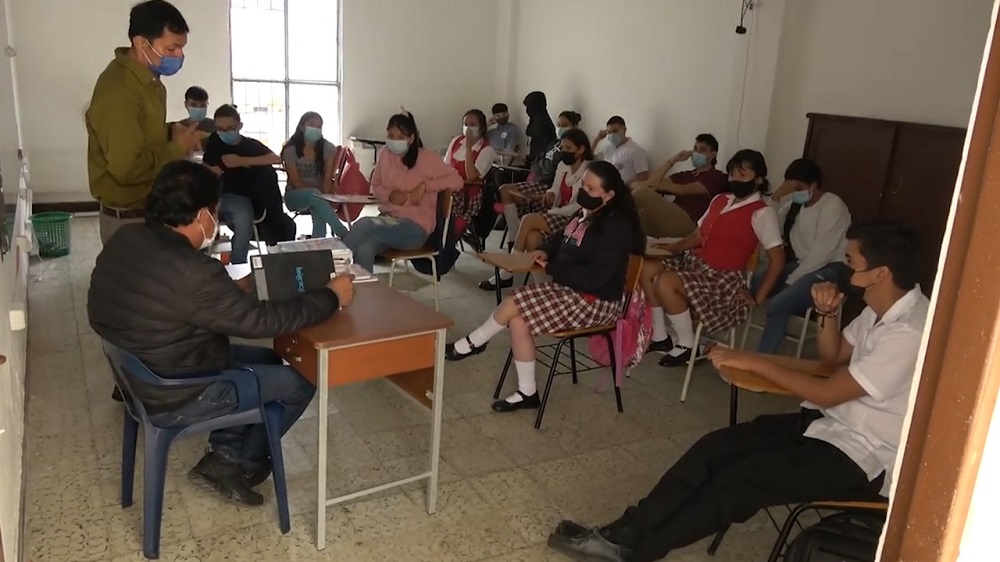 Denuncia | Estudiantes reciben clase en la plaza de toros de Suratá