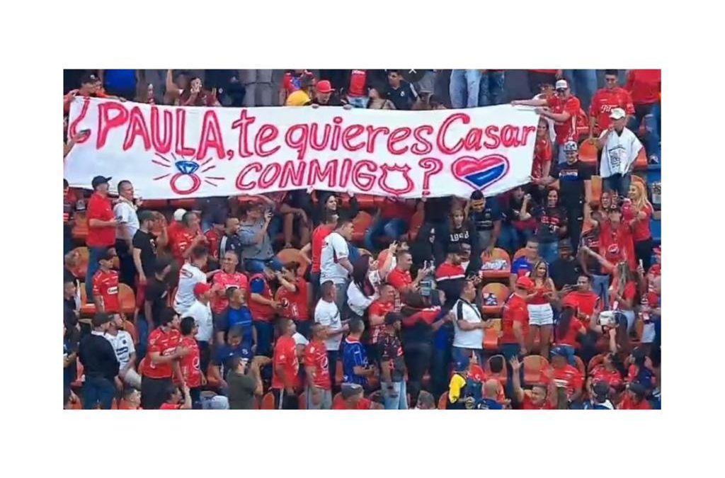 Video: Hincha del Medellín propuso matrimonio en el estadio. ¿Le dijeron que no?