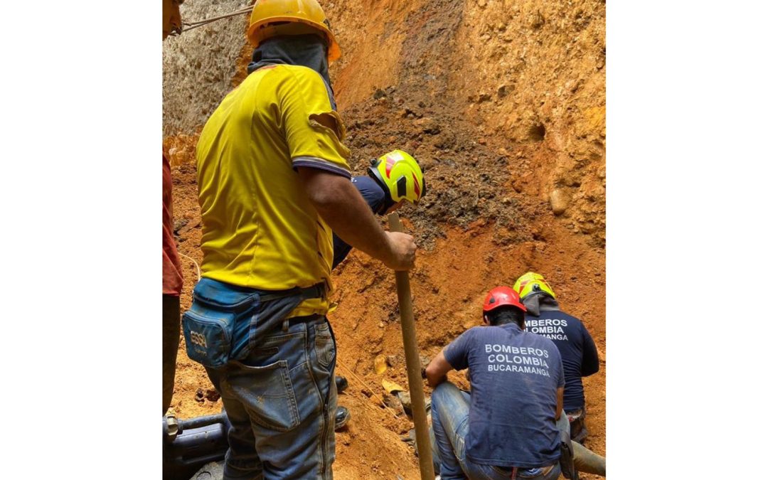 Rescataron a obrero que quedó atrapado en alud de tierra en Bucaramanga