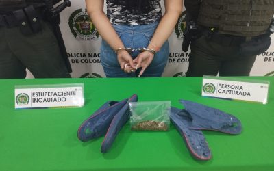 Video | Mujer fue detenida en La Cumbre por camuflar marihuana en unas sandalias