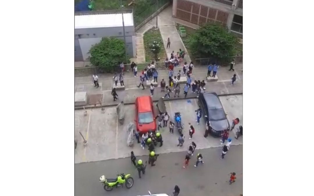 Video: jóvenes de un colegio de Bucaramanga se enfrentaron contra la policía