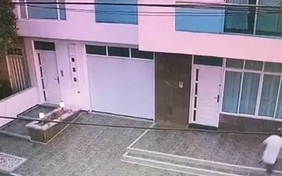 Video | Le rapan el celular a un joven en la puerta de su casa