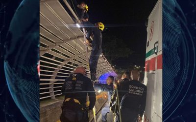 Evitan que un hombre se lanzara al vacío desde el puente de La Novena