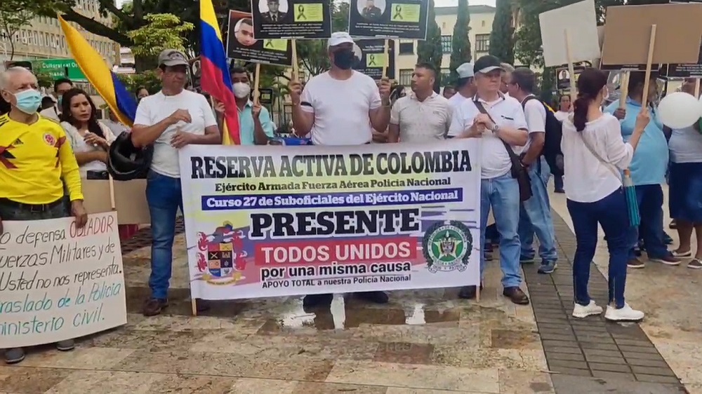 Reservas militares piden respaldo a Petro como nuevo presidente