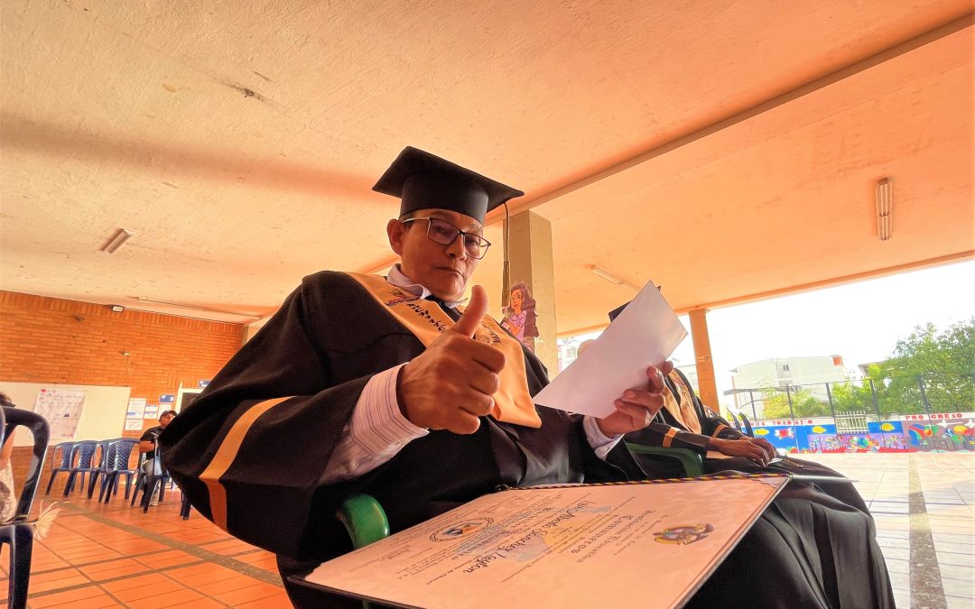 Reinsertado logró su sueño de graduarse como bachiller en el colegio Comuneros