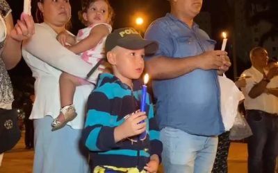 Video | La comunidad realizó una velatón por los policías caídos en el parque de Las Cigarras