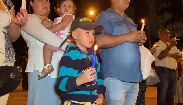 Video | La comunidad realizó una velatón por los policías caídos en el parque de Las Cigarras