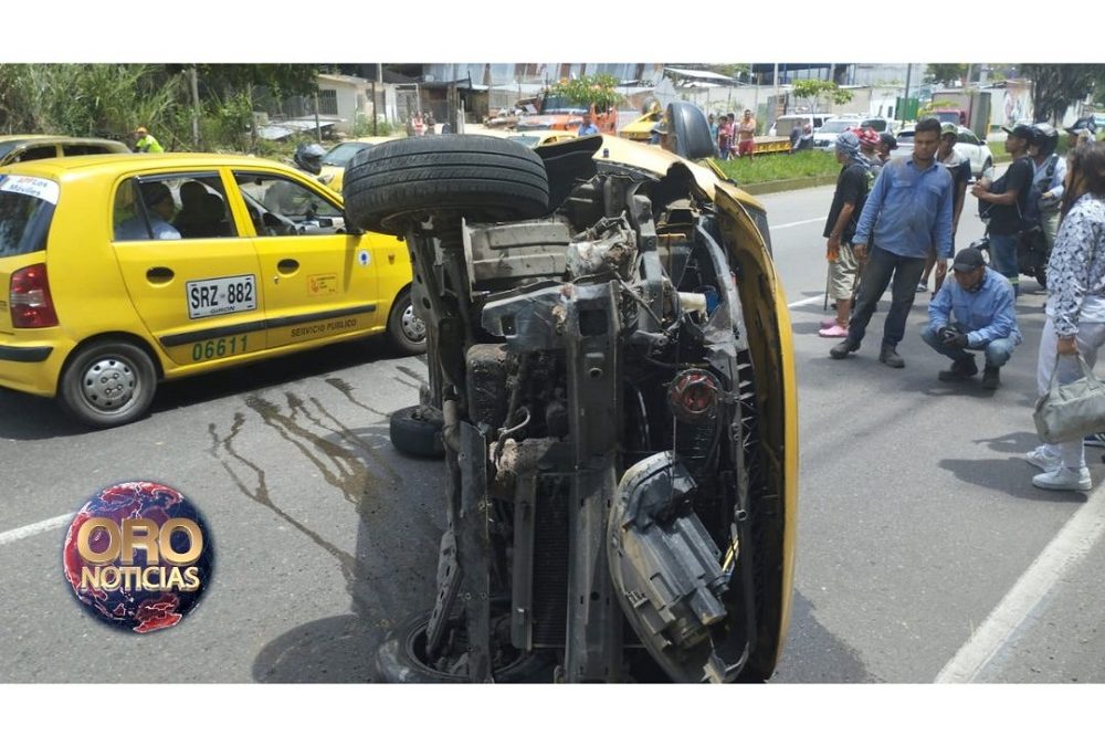 Taxi sufrió volcamiento por la autopista entre Floridablanca y Piedecuesta