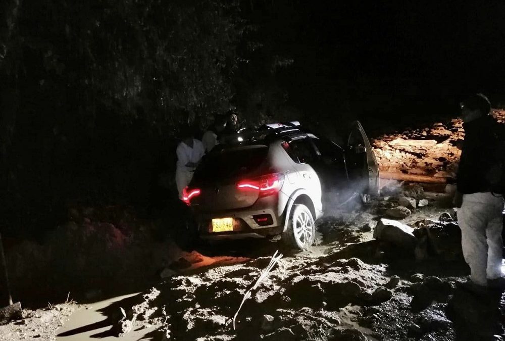 Conductor se salvó de morir aplastado por un derrumbe en la vía Curos – Málaga