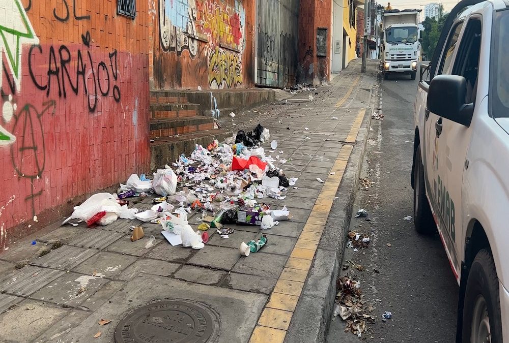¡Por incultos! Sanciones para las personas que sean captadas botando basura