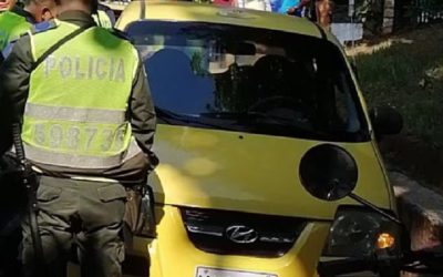 VIDEO. Violenta pelea de taxistas deja a uno con cruceta en la cabeza