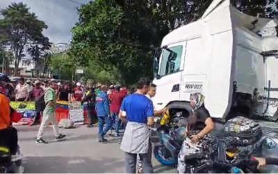 Continúa paro campesino en Santander