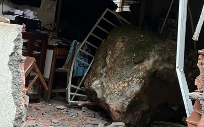 Roca gigante cayó sobre conjunto residencial en San Gil