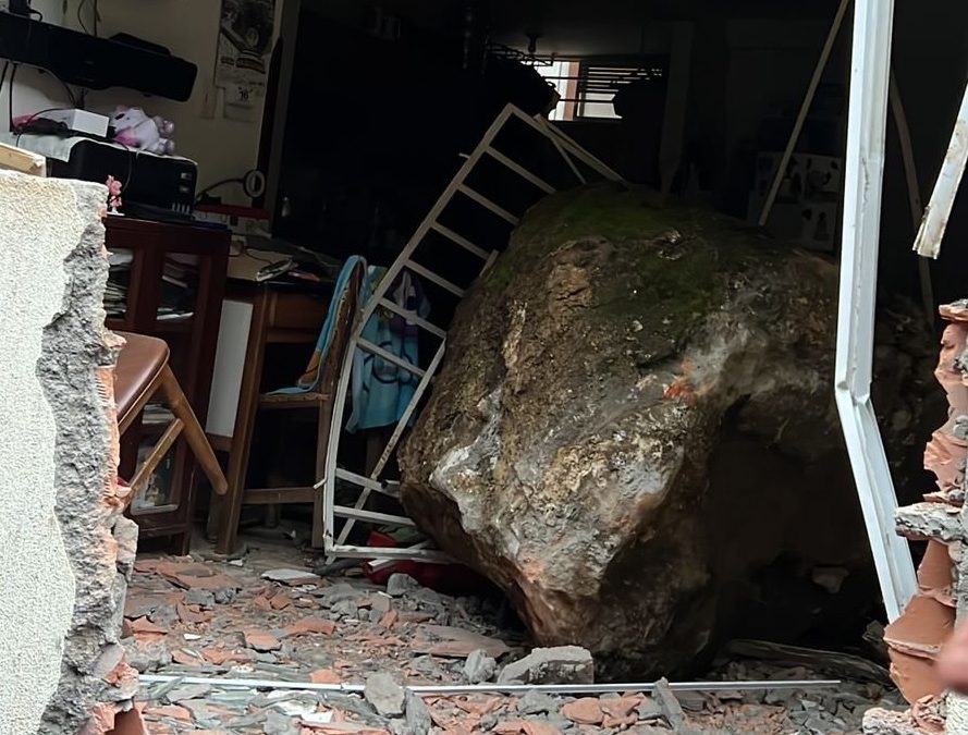 Roca gigante cayó sobre conjunto residencial en San Gil