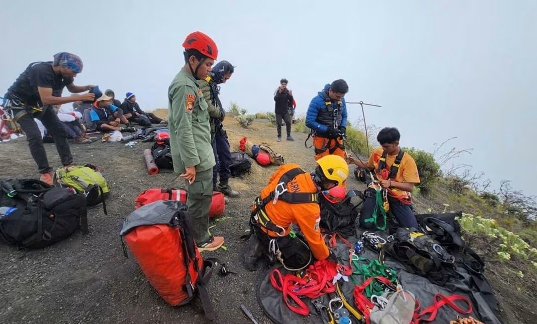 Hallaron muerta a turista brasileña que cayó en un volcán en Indonesia
