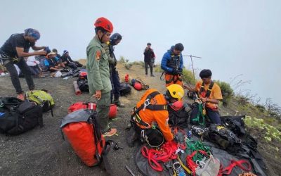 Hallaron muerta a turista brasileña que cayó en un volcán en Indonesia