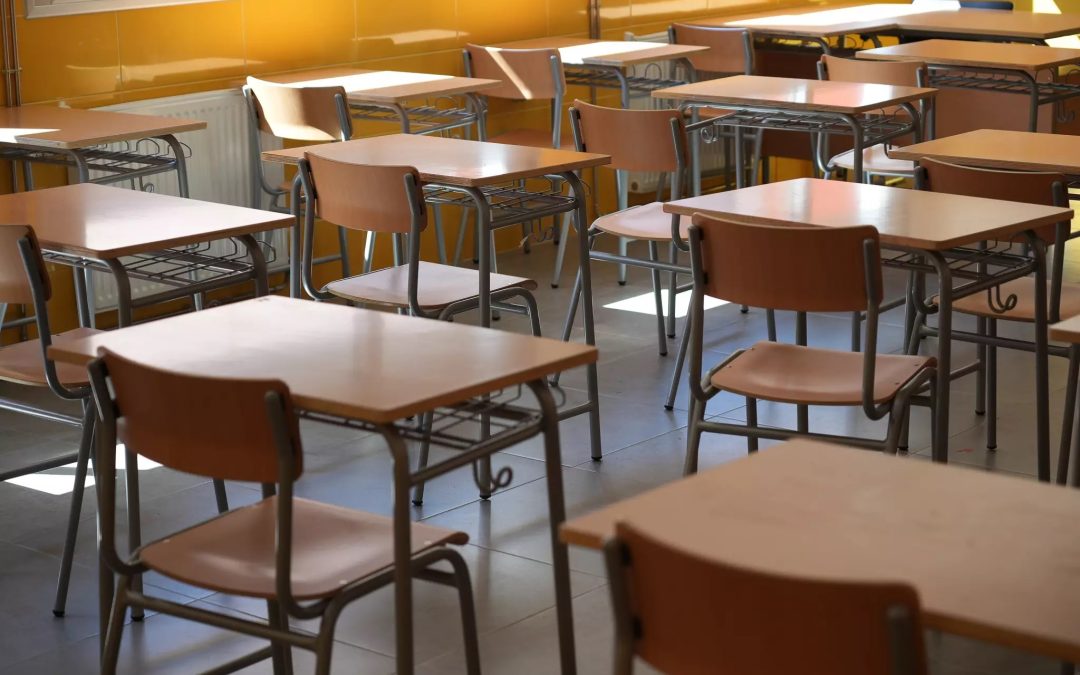 Ventilador se desprende del techo y hiere a trabajadora en institución educativa