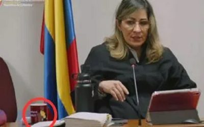 ¿La jueza de Los Simpson en el juicio a Uribe? El detalle que se robó la atención