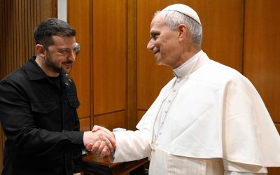 Zelenski pide al papa León XIV mediar por la paz en Ucrania