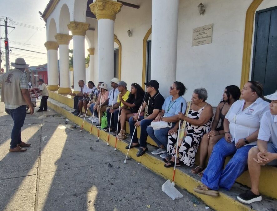 Más de 100 personas con discapacidad visual reciben atención especializada en Bolívar