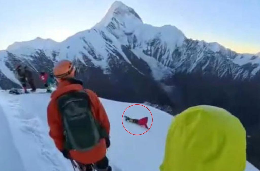 Impactante caída de un montañista mientras intentaba capturar una selfie