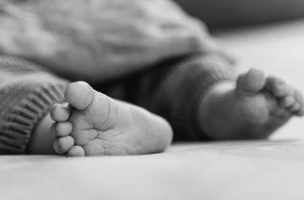 Investigan la muerte de un bebé de dos meses abandonado en un canal de agua