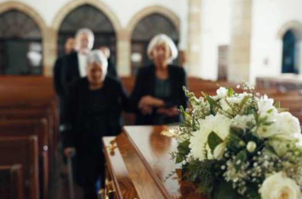Hombre se hizo pasar por muerto y apareció en su propio funeral