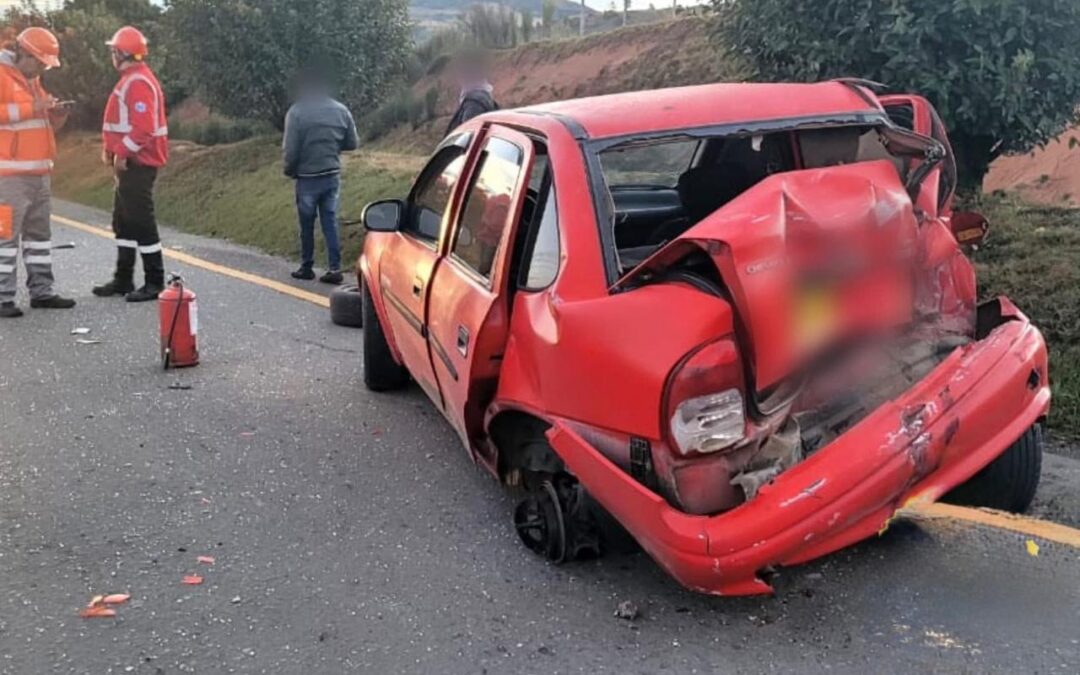 Choque brutal en Tunja: vehículo de empresa de bebidas colisionó con carro particular