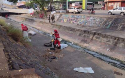 Descaro total: en plena limpieza ciudadano lanzó más basura al Canal de Bogotá