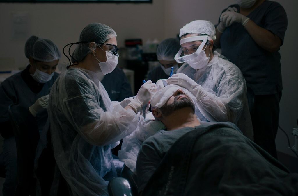 Cirujana enfrenta juicio por dejar intervenir a su hija en una operación