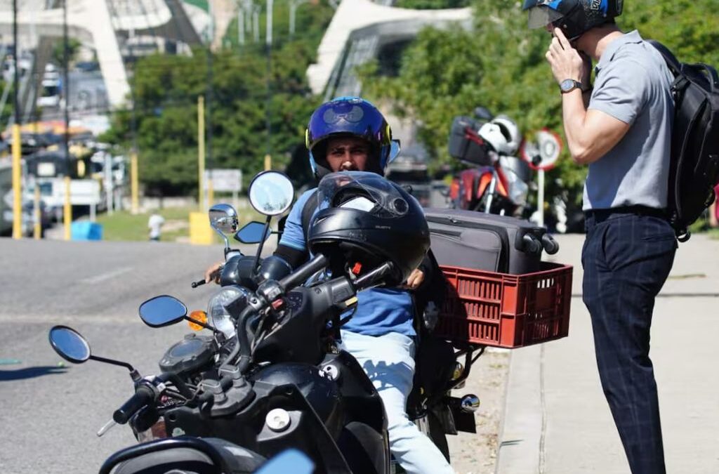 ¡Alerta! Mujer denuncia intoxicación tras usar casco manipulado en moto por app