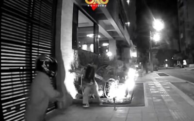Motoladrones asaltaron con violencia a una joven en plena vía de Cabecera