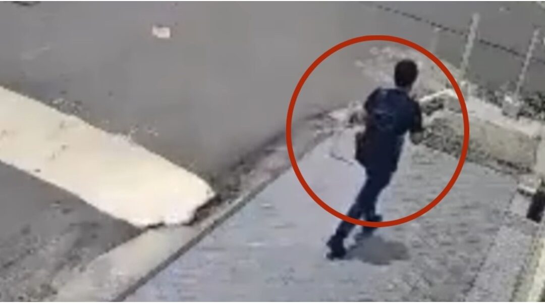 ¡Tragedia en segundos! Joven fue ‘tragado’ por socavón que se abrió en plena calle